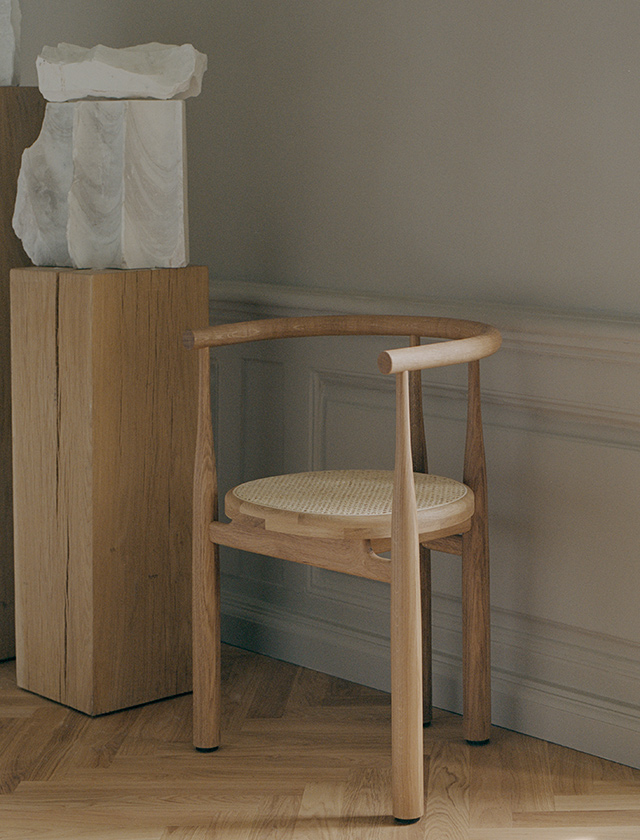 Hybrid Chair von Ro Collection aus geölter Eiche mit Sitz- und Rückenpolster in Lederfarbe Calvados, moderner Esszimmerstuhl auf Eichenholzparkett neben Holztisch.