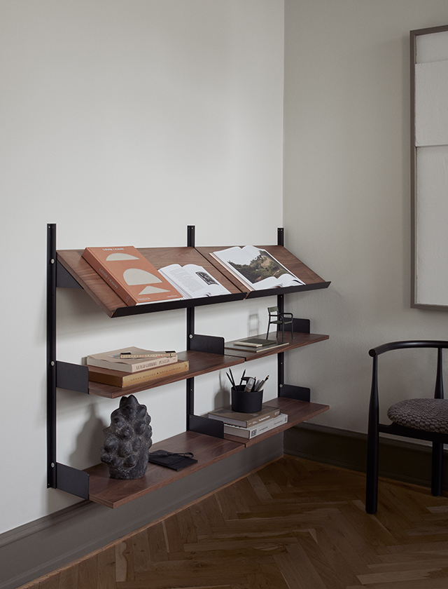 https://www.elbdal.de/fileadmin/ressourcen/New-Works/Shelving-System/Regal-System-900/New-Works-Regal-System-Shelving-System-900-Nussbaum-Schwarze-Wandprofile-Magazinablage.jpg