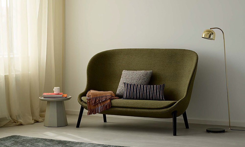 Normann Copenhagen Hyg Sofa - 2 Sitzer in Grün und Grant Stehleuchte in Messing