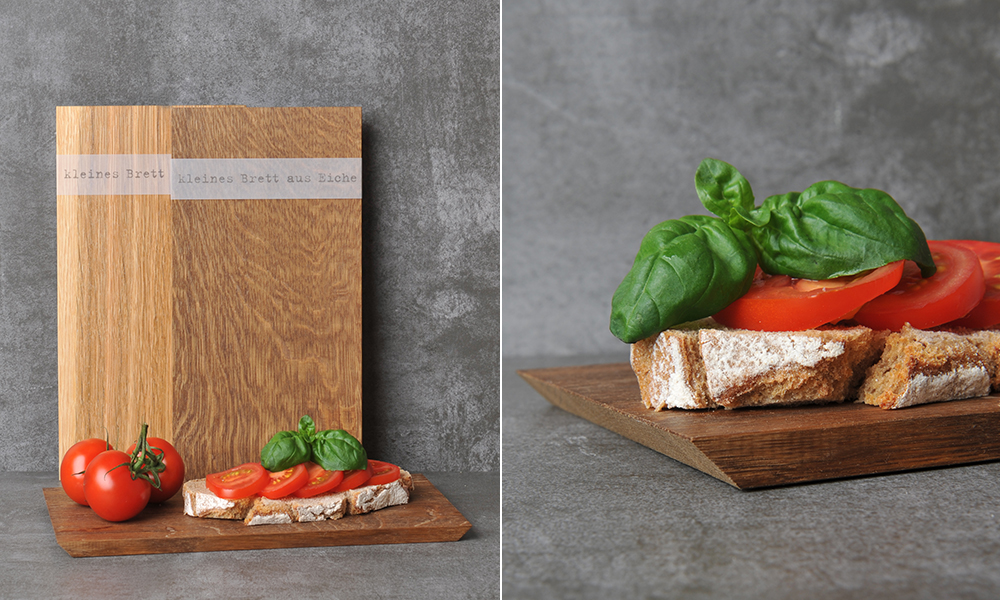 Im linken Bildteil sehen Sie drei kleine Eichenholzbretter von Raumgestalt. Auf einem der Bretter wird eine Brotscheibe Sauerteigbrot mit Tomaten und Basilikum präsentiert, daneben noch drei rote Tomaten als Dekoration. Der rechte Bildteil zeigt ein Close-Up des kleinen Brettes mit der praktischen abgeschrägten Kante, die ein leichtes Anheben des Brettes ermöglicht.