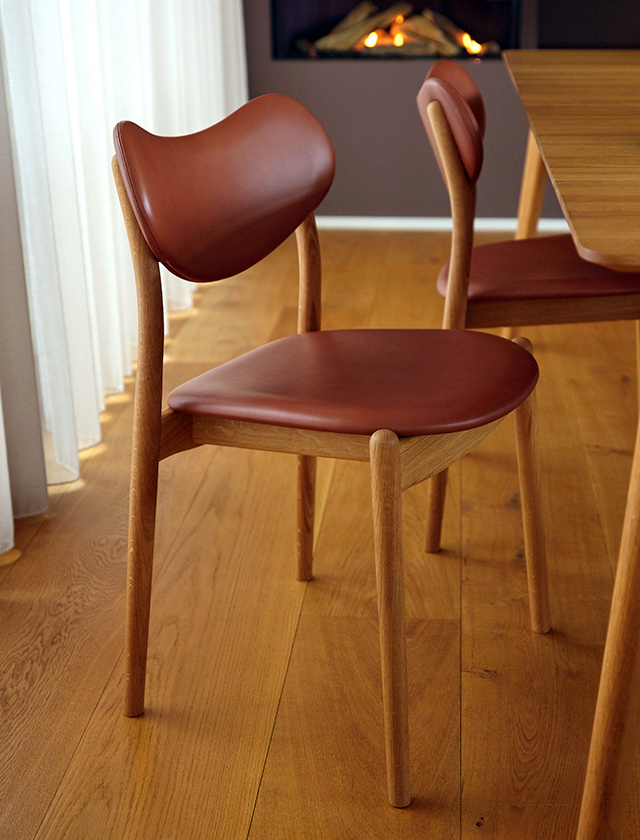 Der F Chair von Brdr. Krüger ist ein puristischer Esszimmerstuhl im skandinavischen Design. Hergestellt aus hellem Naturholz und ausgestattet mit einer handgeflochtenen Sitzfläche, steht der Stuhl für hochwertige Handwerkskunst, minimalistisches Design und zeitlose Eleganz.