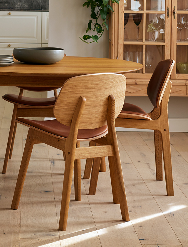 Der Arkade Chair von Brdr. Krüger kombiniert zeitlose Eleganz mit modernem Design. Der Stuhl mit fumed oak Gestell, edlem Messingrahmen und Sitzfläche in Moss Fabric besticht durch seine organischen Rundungen und skandinavische Handwerkskunst. Perfekt für stilvolle Wohn- und Essbereiche.