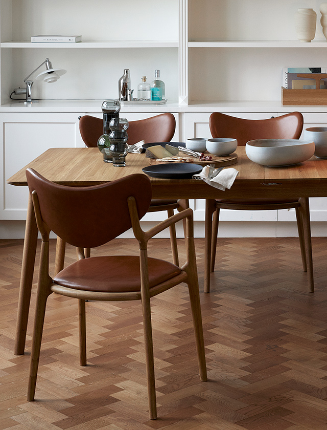 Minimalistische Ekko Esszimmerstühle von Brdr. Krüger aus massiver Eiche mit gewebter Sitzfläche. Skandinavisches Design, stapelbar, entworfen in Zusammenarbeit mit Henning Larsen – ideal für Esszimmer, moderne Wohnräume und Gastronomie.