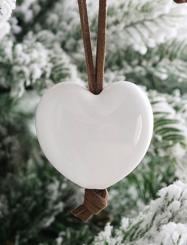 Nordic Tales Christbaumschmuck - Weihnachtsschmuck - Heart - Herz aus weißem Porzellan von Karen Blixen für Rosendahl Copenhagen