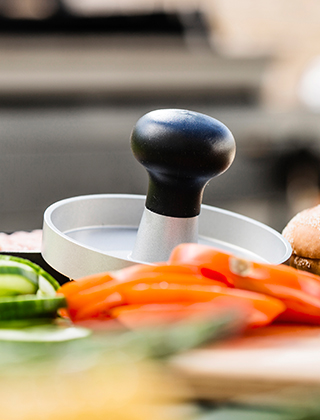 Mit der BBQ Hamburger-Presse von Sagaform gelingen Ihnen in Handumdrehen gleichmäßige Hamburger.