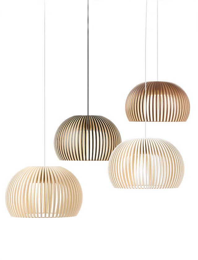 Die Atto 5000 Pendelleuchte von Secto Design wird in Finnland aus hochwertigem Holz handgefertigt. Erhältlich in Birke Natur, Walnuss Furnier, Schwarz oder Weiß – eine elegante skandinavische Leuchte mit warmem, natürlichem Licht.