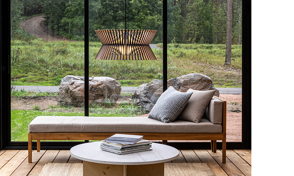 Die Secto Design Kontro 6000 Pendelleuchte aus Birkenholz bringt nordische Wärme in moderne Räume. Handgefertigt in Finnland vereint sie skandinavische Schlichtheit mit natürlicher Eleganz – perfekt für Wohnzimmer, Essbereich oder Lounge.