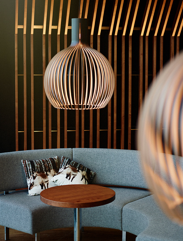 Secto Design Octo 4240 Pendelleuchte aus Holz im Rovaniemi Airport mit warmem Licht und skandinavischem Interieur
