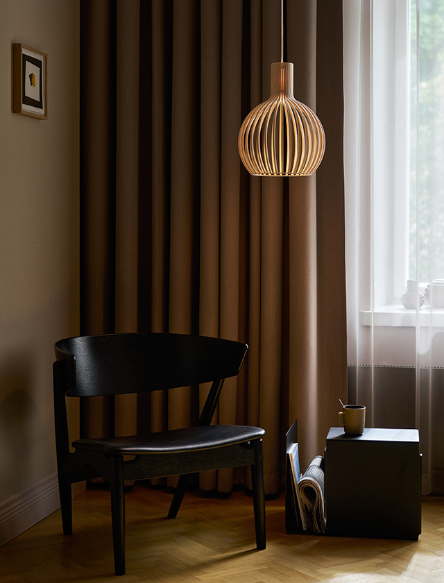 Secto Design Octo Tres 4242 Pendelleuchte Birke natur aus Holzlamellen am Fenster, skandinavische Holzleuchte mit warmem Licht.