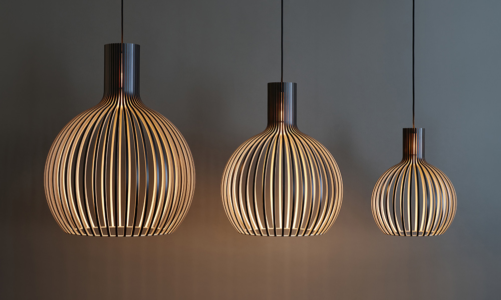Drei Octo Pendelleuchten von Secto Design in unterschiedlichen Größen: Octo 4240, Octo Small 4241 und Octo Tres 4242. Die Leuchten aus formgepressten Birkenlamellen zeigen die charakteristische, offene Form der Octo Familie und eignen sich je nach Größe für Esstisch, Wohnbereich oder hohe Räume.