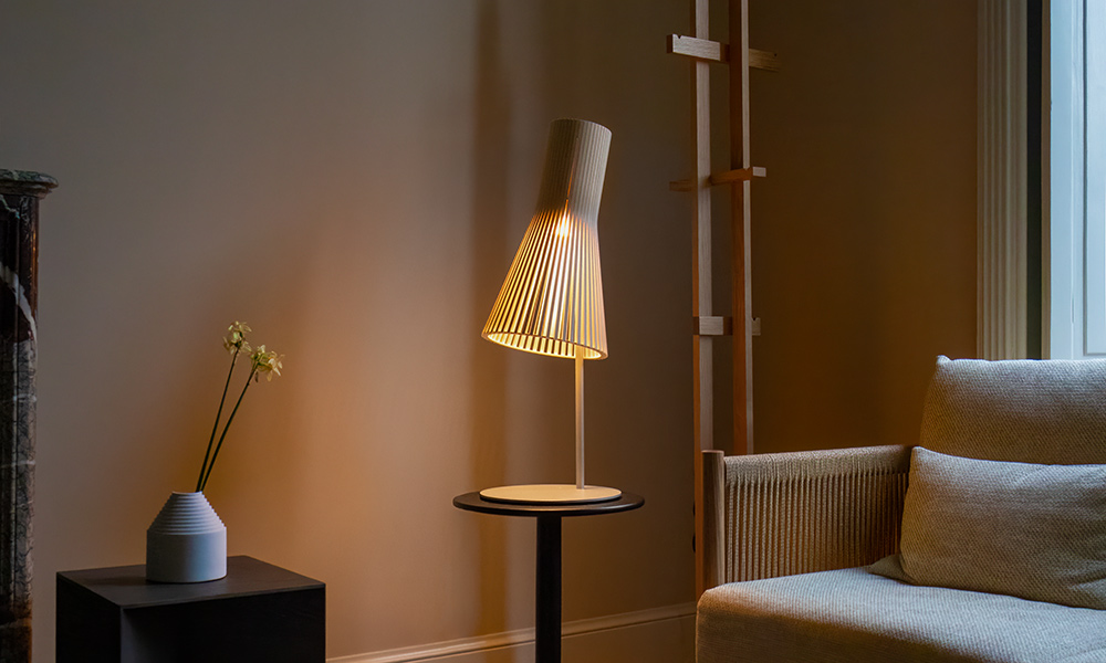 Die Secto Design Secto 4220 Tischleuchte vereint finnisches Handwerk mit modernem skandinavischem Design. Aus hochwertigem Birkenholz gefertigt, spendet sie warmes Licht und schafft eine gemütliche Atmosphäre – perfekt für stilvolle Wohnräume.