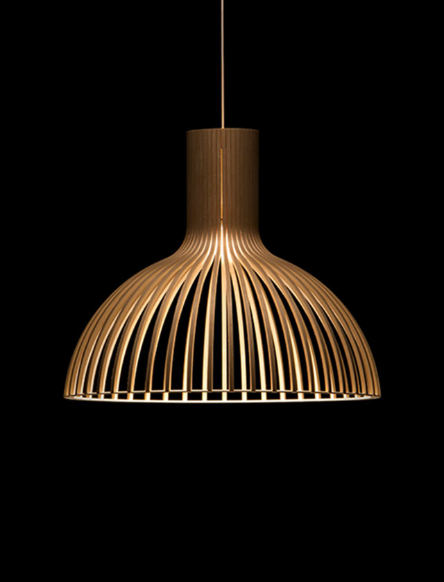 Victo 4250 – Hängeleuchte in furnierten Walnuss von Secto Design aus Finnland.