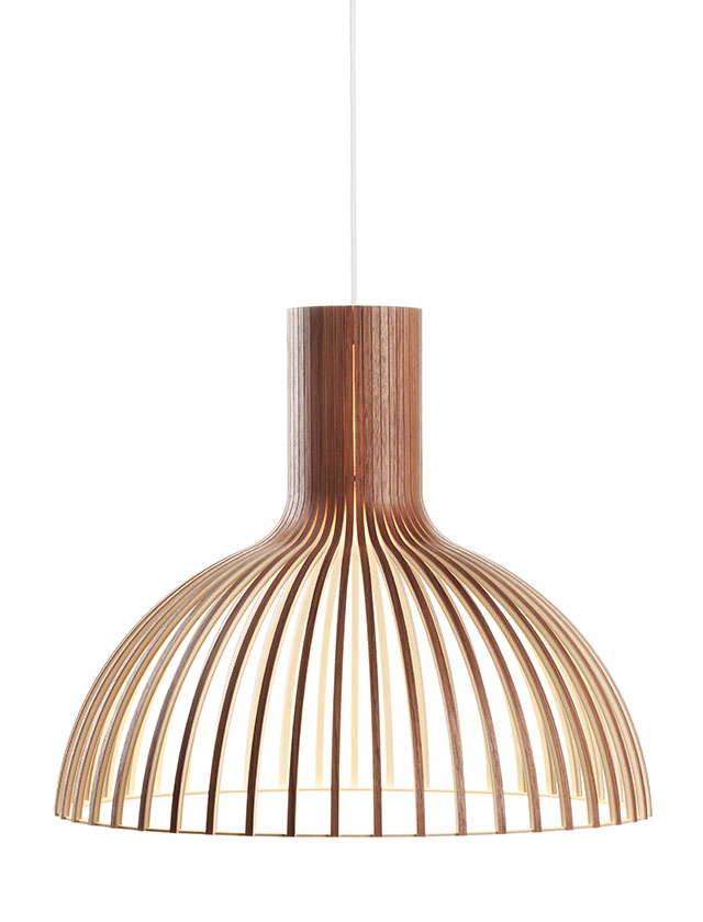 Victo 4250 – Hängeleuchte in furnierten Walnuss von Secto Design aus Finnland.