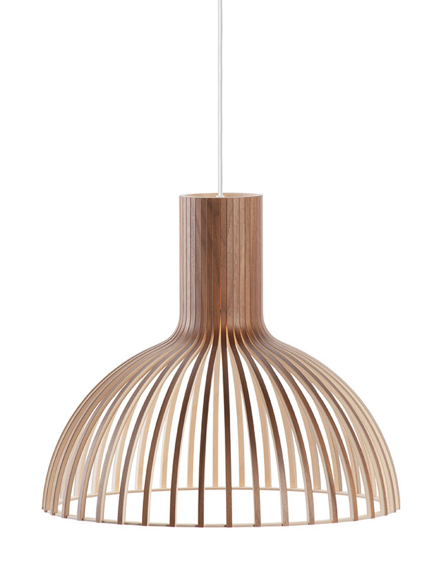 Victo 4250 Small – Hängeleuchte in furniertem Walnuss von Secto Design aus Finnland.