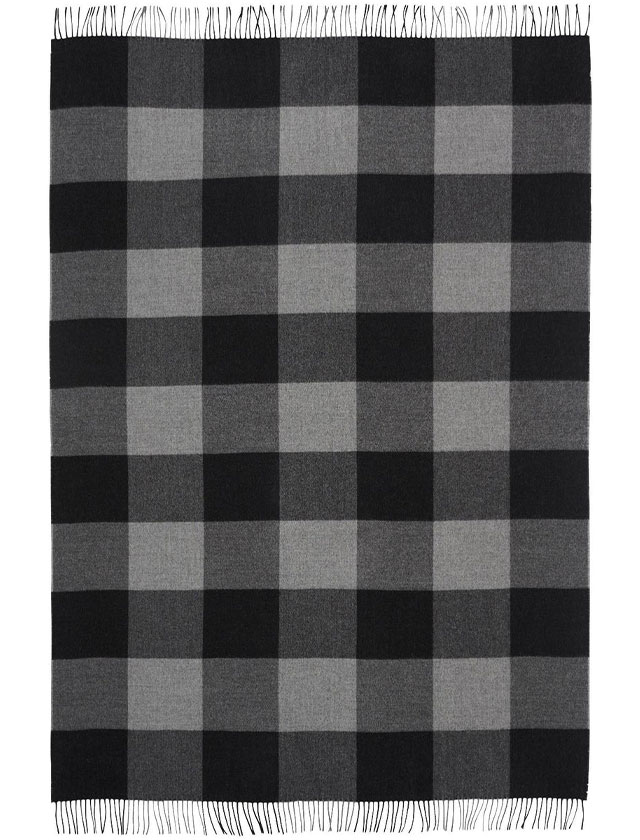 Caracas Plaid 130 x 200 cm: Exklusiver Luxus aus feinster Baby Alpaka-Wolle ausgebreitet in Black