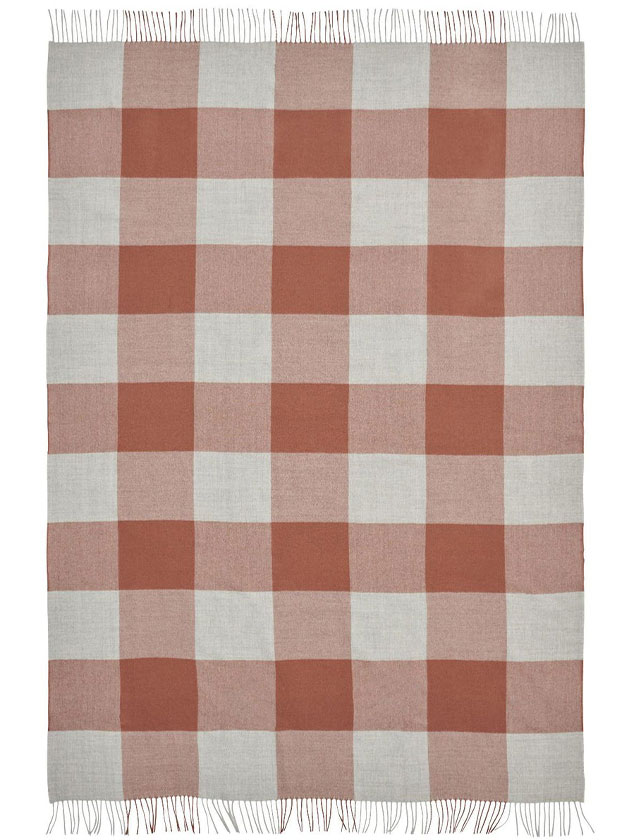 Caracas Plaid 130 x 200 cm: Exklusiver Luxus aus feinster Baby Alpaka-Wolle ausgebreitet in der Farbe: Rosewood