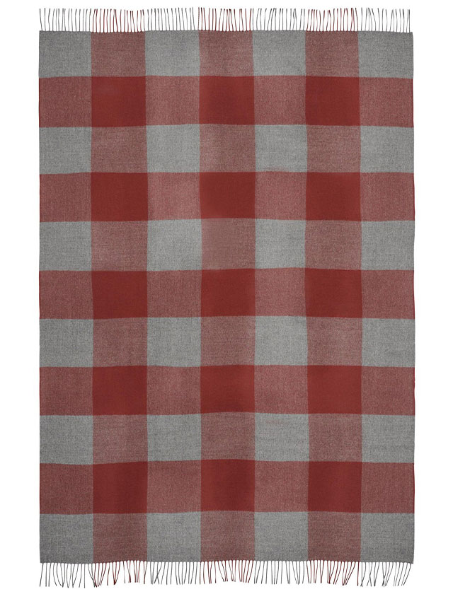 Caracas Plaid 130 x 200 cm: Exklusiver Luxus aus feinster Baby Alpaka-Wolle ausgebreitet in der Farbe: Beetroot