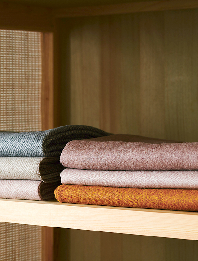Silkeborg Uldspinderi Wohndecken überzeugen durch handverlesene und sorgfältig verarbeitete Materialien, um eine exklusive und nachhaltige Qualität zu erhalten, die sicherstellt, dass alle ihre Produkte jahrelang halten und gut aussehen. Als Familienunternehmen gibt Silkeborg Uldspinderi ihr Bestes, um High-End-Qualität mit einem starken Fokus auf feine Handwerkskunst und nachhaltiges Design zu liefern.