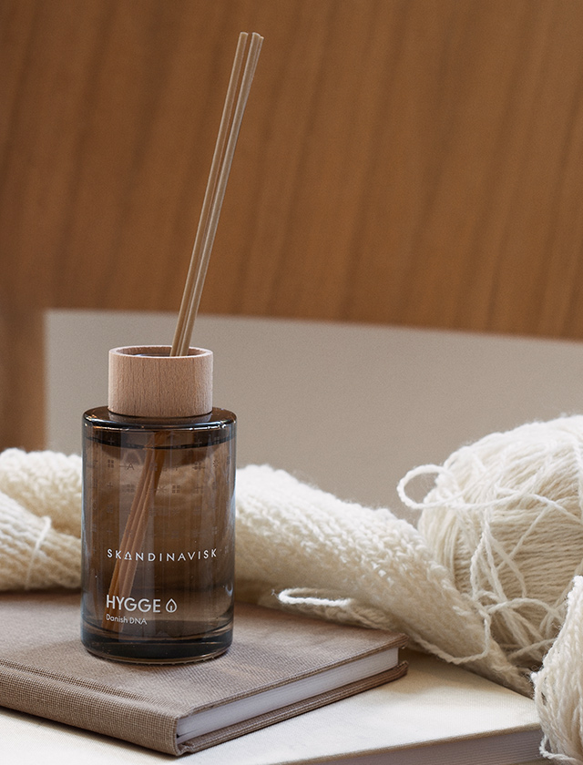 Skandinavisk HYGGE Diffuser 100 ml mit Duftstäbchen in dunklem Glas – skandinavischer Raumduft für eine gemütliche Wohnatmosphäre