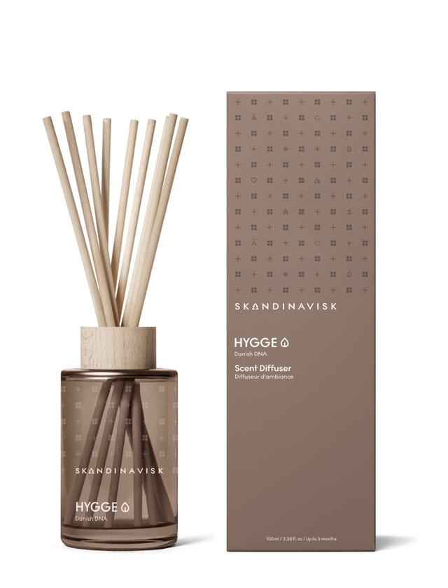 Skandinavisk HYGGE Diffuser 100 ml mit Duftstäbchen und braunem Glas für eine warme, hyggelige Atmosphäre