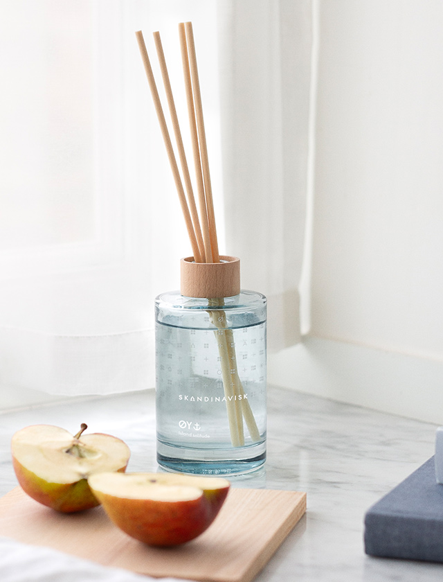 Skandinavisk ØY Diffuser 100 ml im hellblauen Glas mit Duftstäbchen in skandinavischer Wohnatmosphäre