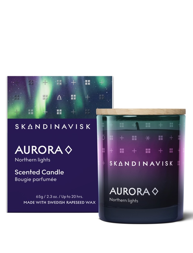 Skandinavisk AURORA Duftkerze 65 g im blau-violetten Glas mit Holzdeckel und Geschenkverpackung mit Nordlichtmotiv