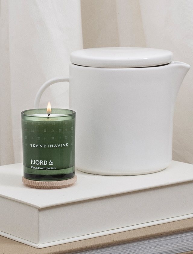 Skandinavisk FJORD Duftkerze 65 g mit frischem Duft nach Fjord, Apfelblüte und wilden Beeren