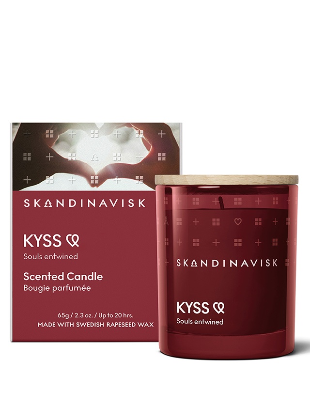 Skandinavisk KYSS Duftkerze 65 g im dunkelroten Glas mit Holzdeckel und Geschenkverpackung