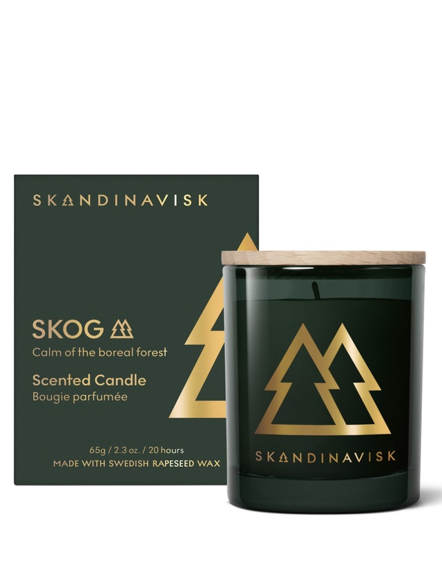 Skandinavisk SKOG Duftkerze 65 g im dunkelgrünen Glas mit goldenem Waldmotiv, Holzdeckel und Geschenkverpackung