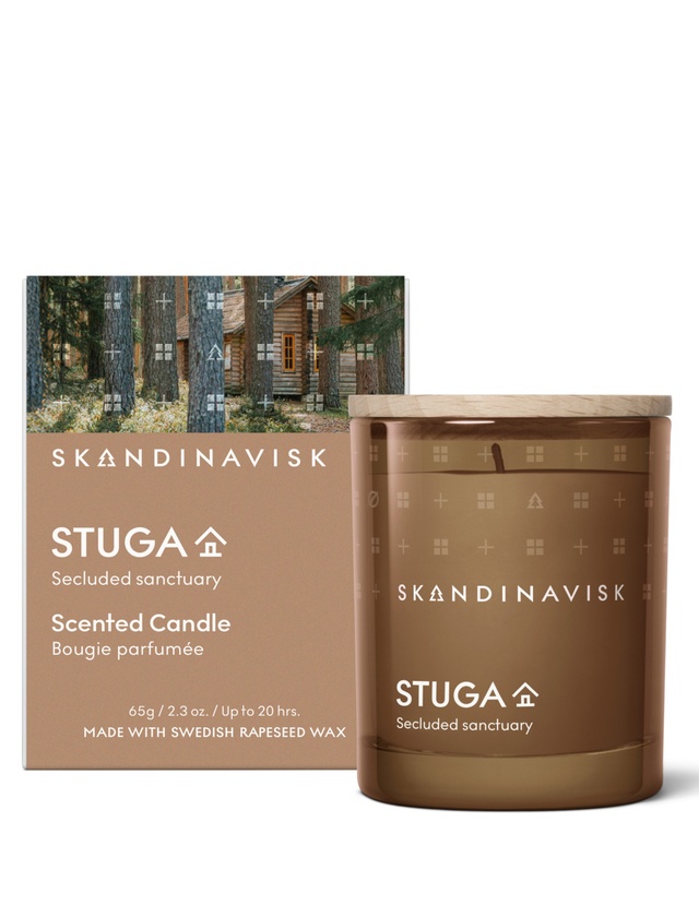 Skandinavisk STUGA Duftkerze 65 g im braunen Glas mit Holzdeckel und Geschenkverpackung mit skandinavischer Waldhütte