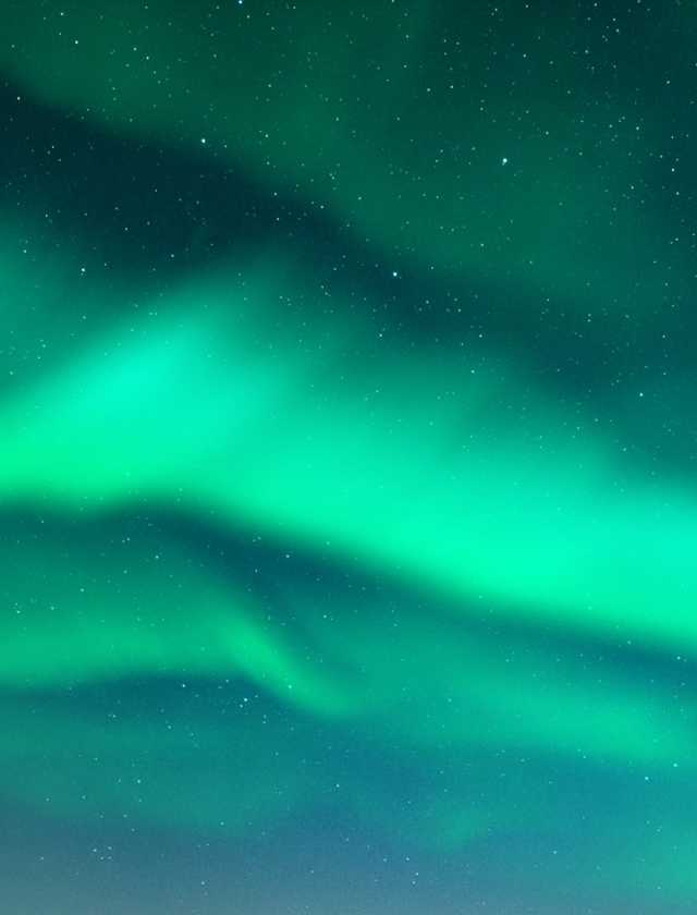 Skandinavisk AURORA Duftkerzen und Raumduft mit warmem, frisch-holzigem Duft nach Sandelholz, Wacholderbeeren, Jasmin und Limette – inspiriert von den Polarlichtern Skandinaviens.