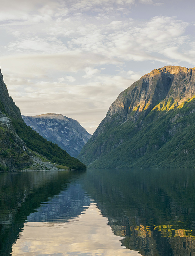 Skandinavisk FJORD Duftkerzen und Raumduft mit frischem, fruchtigem Duft nach Apfel- und Birnenblüten, Obstgartenfrüchten und roten Johannisbeeren – inspiriert von den norwegischen Fjorden.
