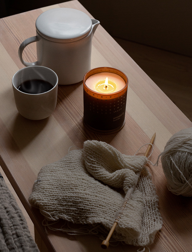 Skandinavisk HYGGE Duftkerzen und Raumduft mit warmem, gemütlichem Duft nach schwarzem Tee, Minzblättern, getrockneten Äpfeln und gebackenem Zimt – inspiriert vom dänischen Hygge-Gefühl.