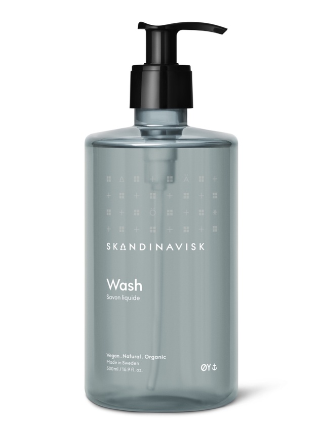 Skandinavisk ØY Hand & Body Wash 500 ml in hellblauer Pumpflasche – flüssige Seife für Hände und Körper