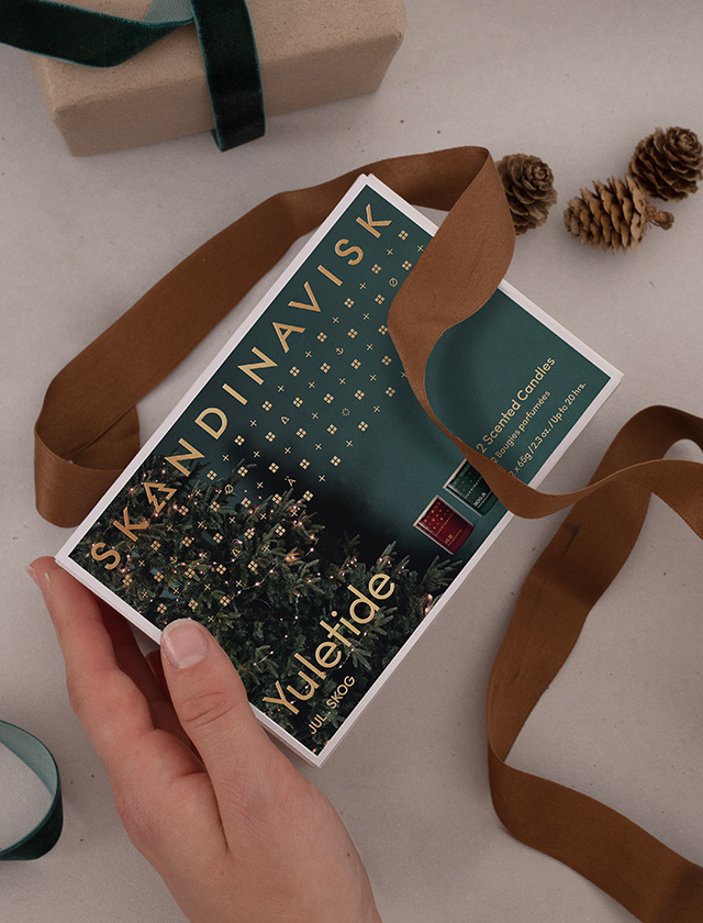 Skandinavisk YULETIDE Geschenkset mit zwei Duftkerzen JUL und SKOG in festlicher Geschenkverpackung