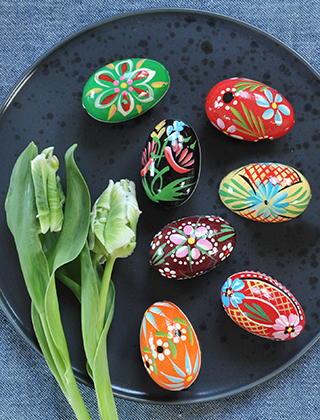 Slawische Ostereier aus Kiefernholz mit handbemalten Blütenmotiven sind in vielen verschiedenen Farben verfügbar. Jedes Osterei ist handbemalt und ein Unikat. Erstellen Sie ein wundervolles Osterarrangement mit Tulpen und einem Ombria Teller von Kähler Design. Zum Aufhängen der Ostereier gehören zu jedem Ei eine Schrauböse, die sich problemlos in das Holzei schrauben lässt.