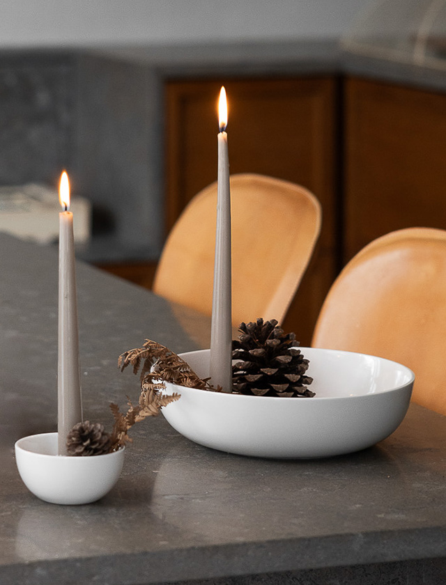 Ein Designklassiker, neu interpretiert: Die Knabstrup Rillenvase verbindet Tradition mit modernem skandinavischem Stil und schafft eine Atmosphäre von schlichter Eleganz und natürlicher Harmonie. Inspiriert von einem ikonischen Entwurf aus den 1940er Jahren, begeistert diese Vase heute mit einer modernen, matten Glasur in warmem Gelb – ein Farbton, der Licht und Lebensfreude in jeden Raum bringt.