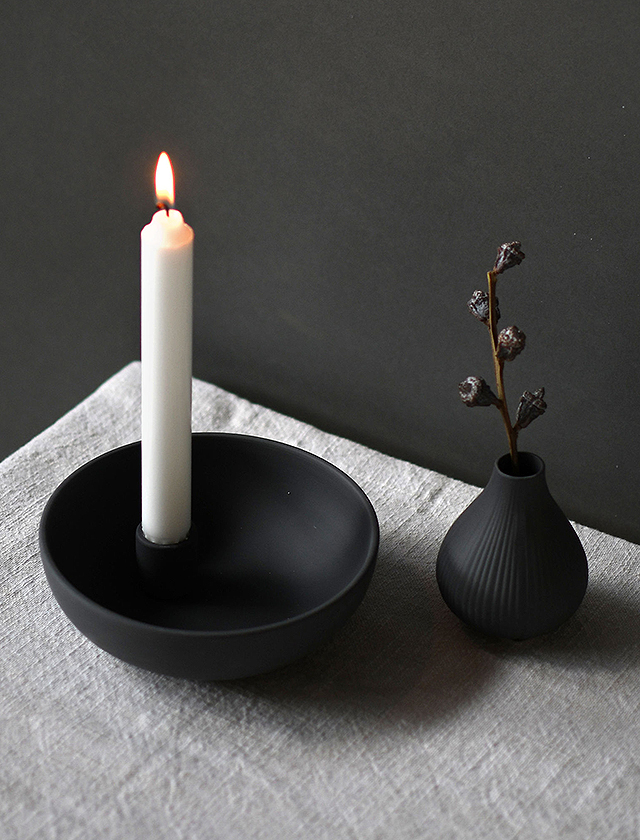 LIDATORP Kerzenhalter-Schale in Dunkelgrau in der kleinen Größe für eine Tafelkerzen - Storefactory aus Schweden