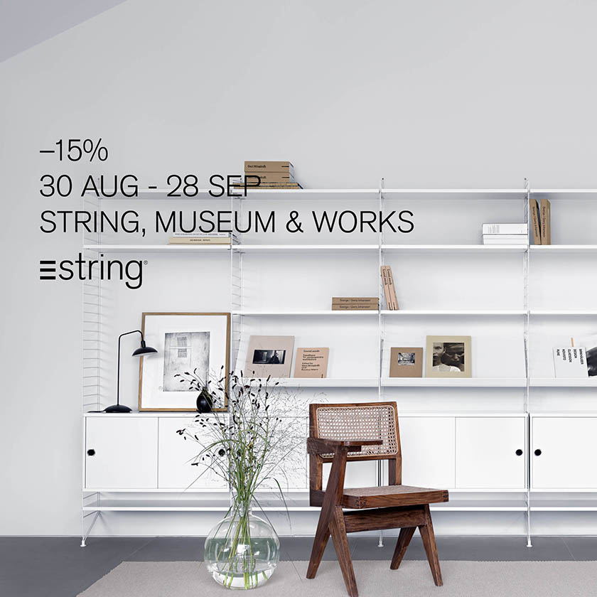 Modernes weißes String Regalsystem mit minimalistischer Einrichtung, Holzstuhl und Glasvase – 15 % Rabatt auf String, Museum & Works Möbel im Aktionszeitraum 30. August bis 28. September.