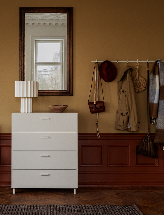 String Furniture Relief breite Kommode mit 4 Schubladen und daneben angebrachter Hakenleiste in Weiß, modernes modulares Möbelsystem für den Garderobenbereich