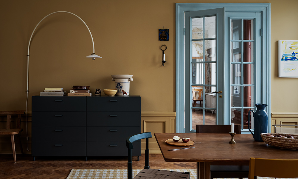 Dunkelgraue String Furniture Relief Kommode mit 4 Schubladen in einem modernen Wohn- und Essbereich