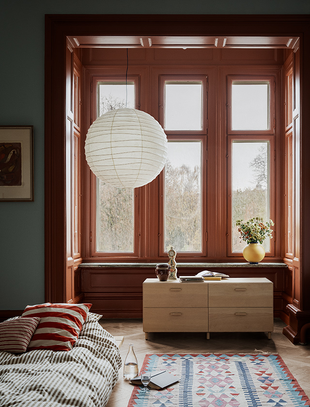 String Furniture Relief niedrige Kommode in Ash mit 4 Schubladen, modernes modulares Stauraummöbel mit Fronten aus hellem Eschenholzfurnier