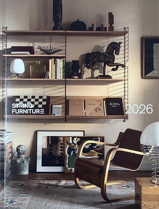 tring Furniture Katalog 2026 mit Regal-Inspirationen zu String System, String Pocket, Pira Regalsystem, Relief und Museum im skandinavischen Design.