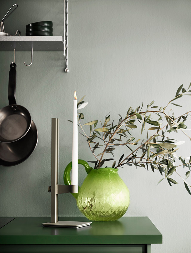 Der Museum Kerzenhalter besteht aus Aluminium und folgt in seiner Gestaltung einer einfachen, aber wirkungsvollen Idee: Die Kerze lässt sich in der Höhe verstellen. So kann sie stets in einer Position brennen, in der ihr Licht zur Geltung kommt – ob einzeln auf einem Tisch oder als Teil eines kleinen Arrangements.