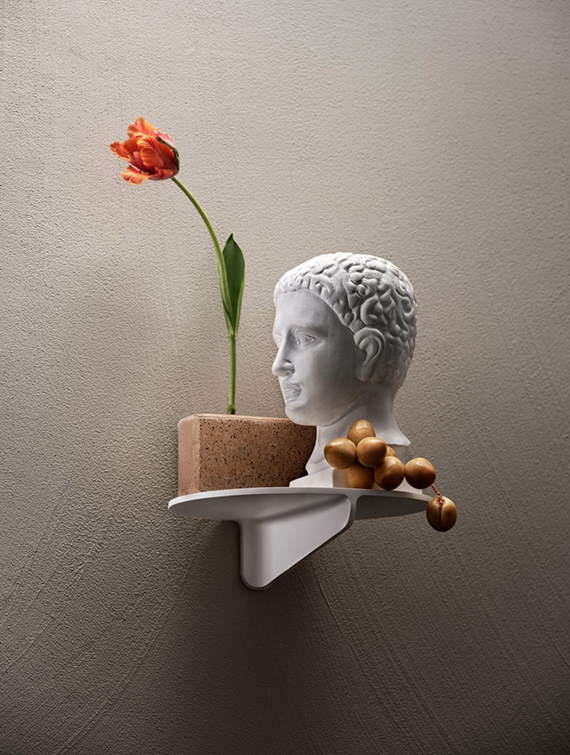 Museum NM&.045 ist ein Konsolenregal aus Aluminium. Es wurde ursprünglich für das Schwedische Nationalmuseum entworfen, wo es Kunstwerke im Café und Restaurant des Museums für die Besucher bereithält.