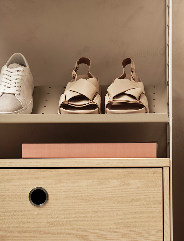 Metall-Schuhablage in Beige für das String Regalsystem
