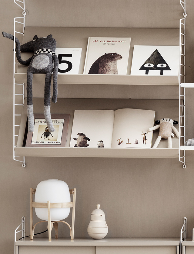 Zeitschriftenablage in Beige für das String Regalsystem