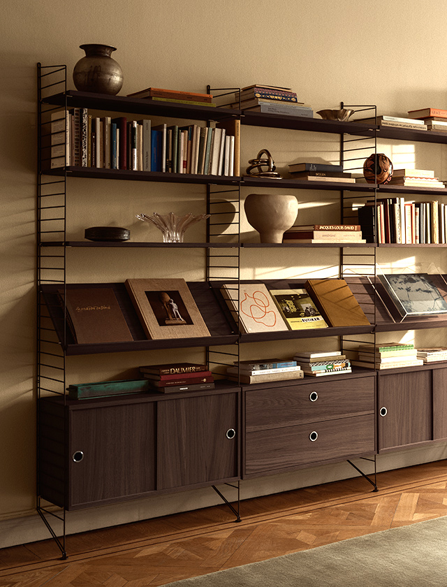 String Regal System in Dark Oak mit Dark Brown (dunkel gebeizte Eiche) Schubladen, Fachböden und Schiebetüren