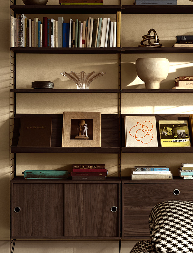 String Furniture Regal-System mit dunkel gebeiztem Eichenholzfurnier sowie Wand- und Bodenleitern in Dunkelbraun