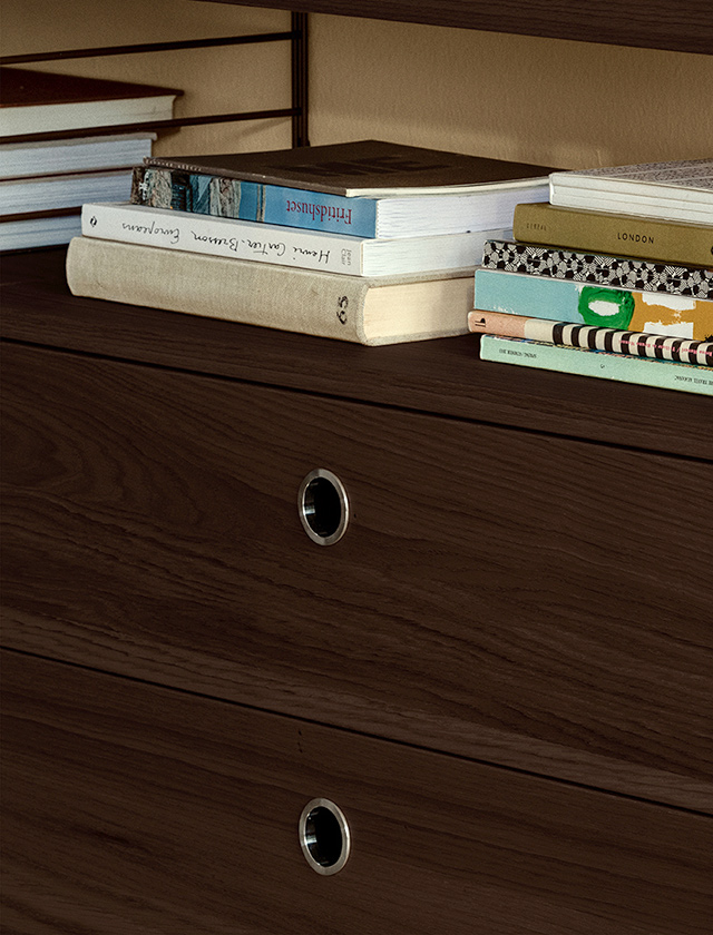 String System Schubladen-Element (58 cm) in Dark Oak mit zwei Soft-Close-Schubladen im Regalsystem
